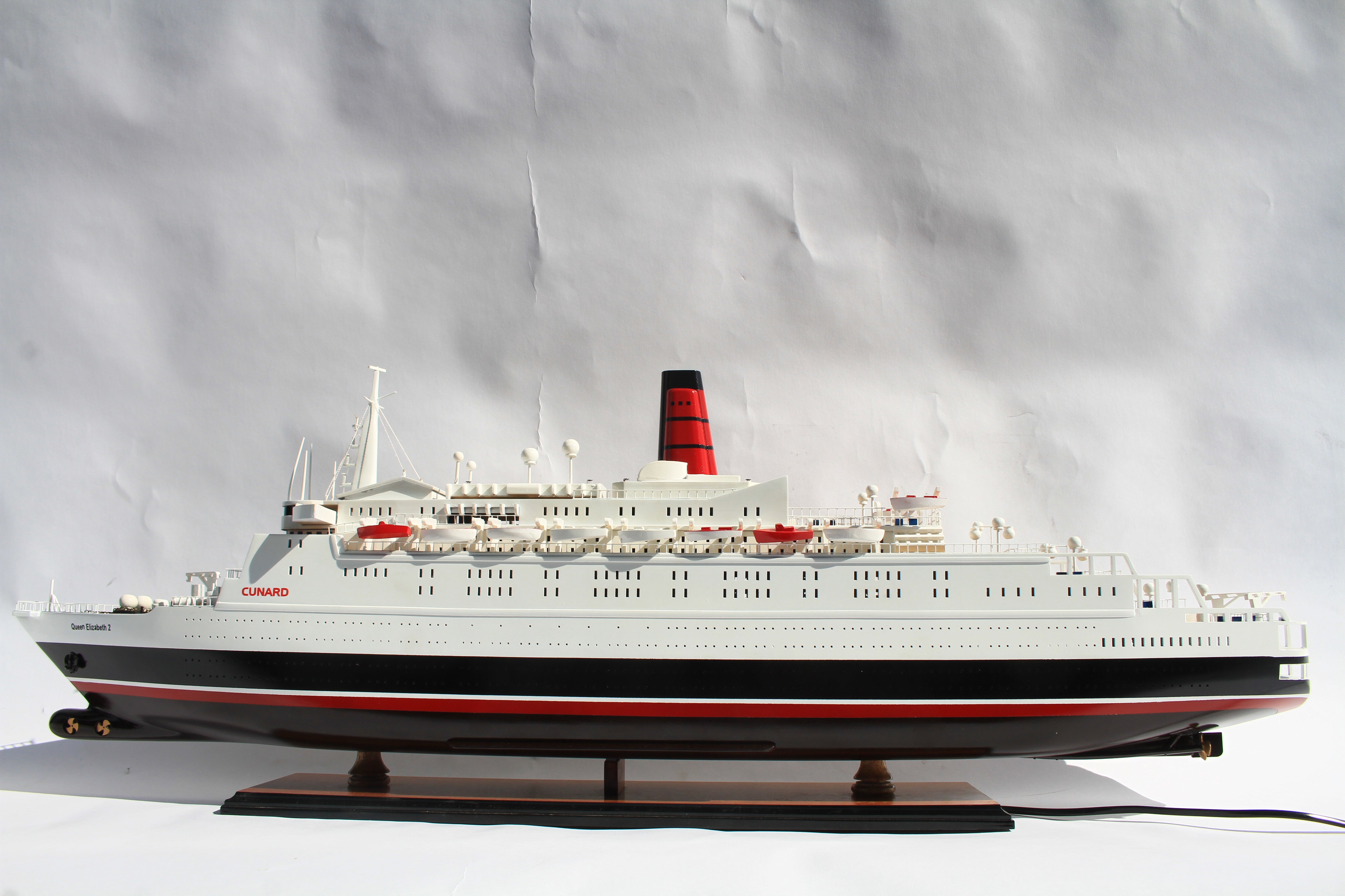 Qe2 Model QUEEN ELIZABETH 2 / ship model / handmade / Compass Models