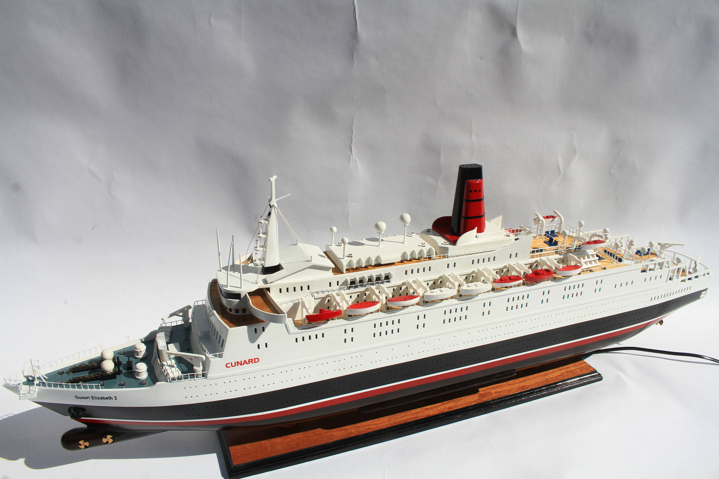 QUEEN ELIZABETH 2 / ship model / handmade / Compass Models