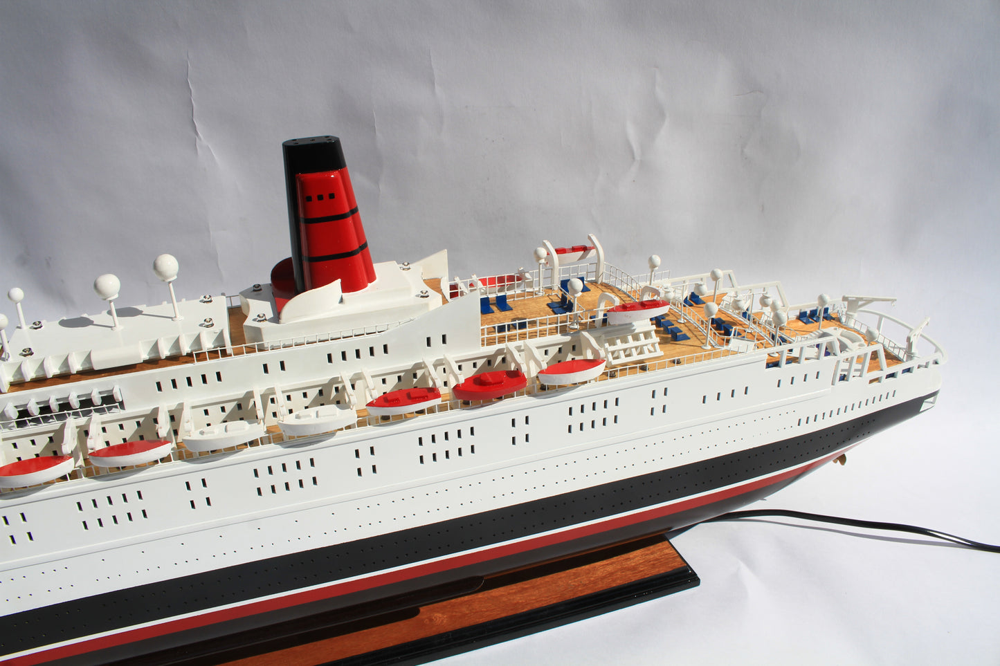 QUEEN ELIZABETH 2 / ship model / handmade / Compass Models