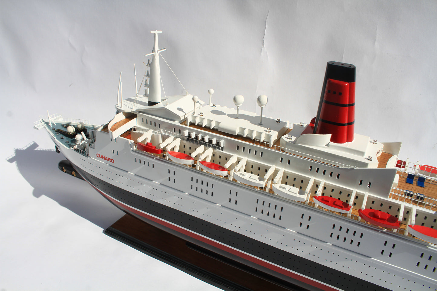 QUEEN ELIZABETH 2 / ship model / handmade / Compass Models