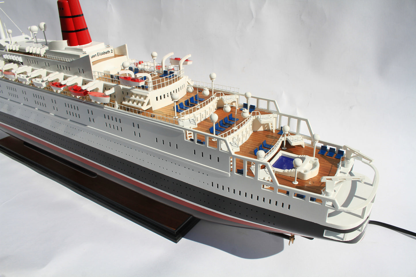 QUEEN ELIZABETH 2 / ship model / handmade / Compass Models