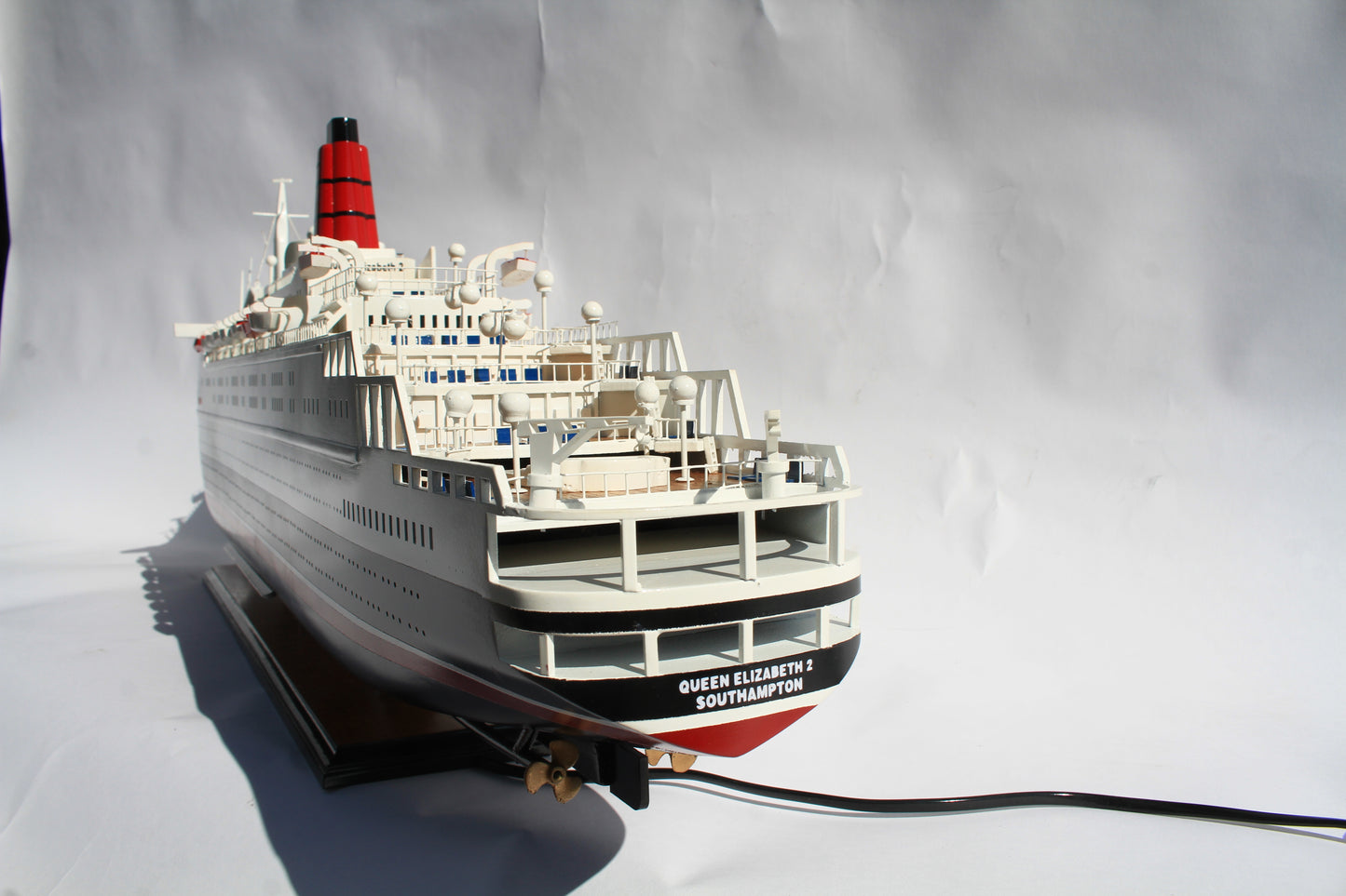 QUEEN ELIZABETH 2 / ship model / handmade / Compass Models