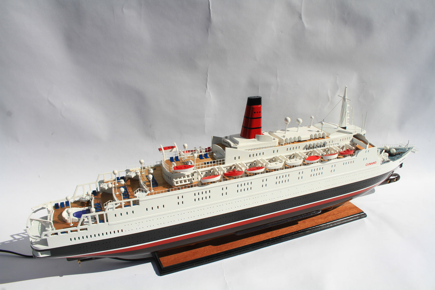 QUEEN ELIZABETH 2 / ship model / handmade / Compass Models