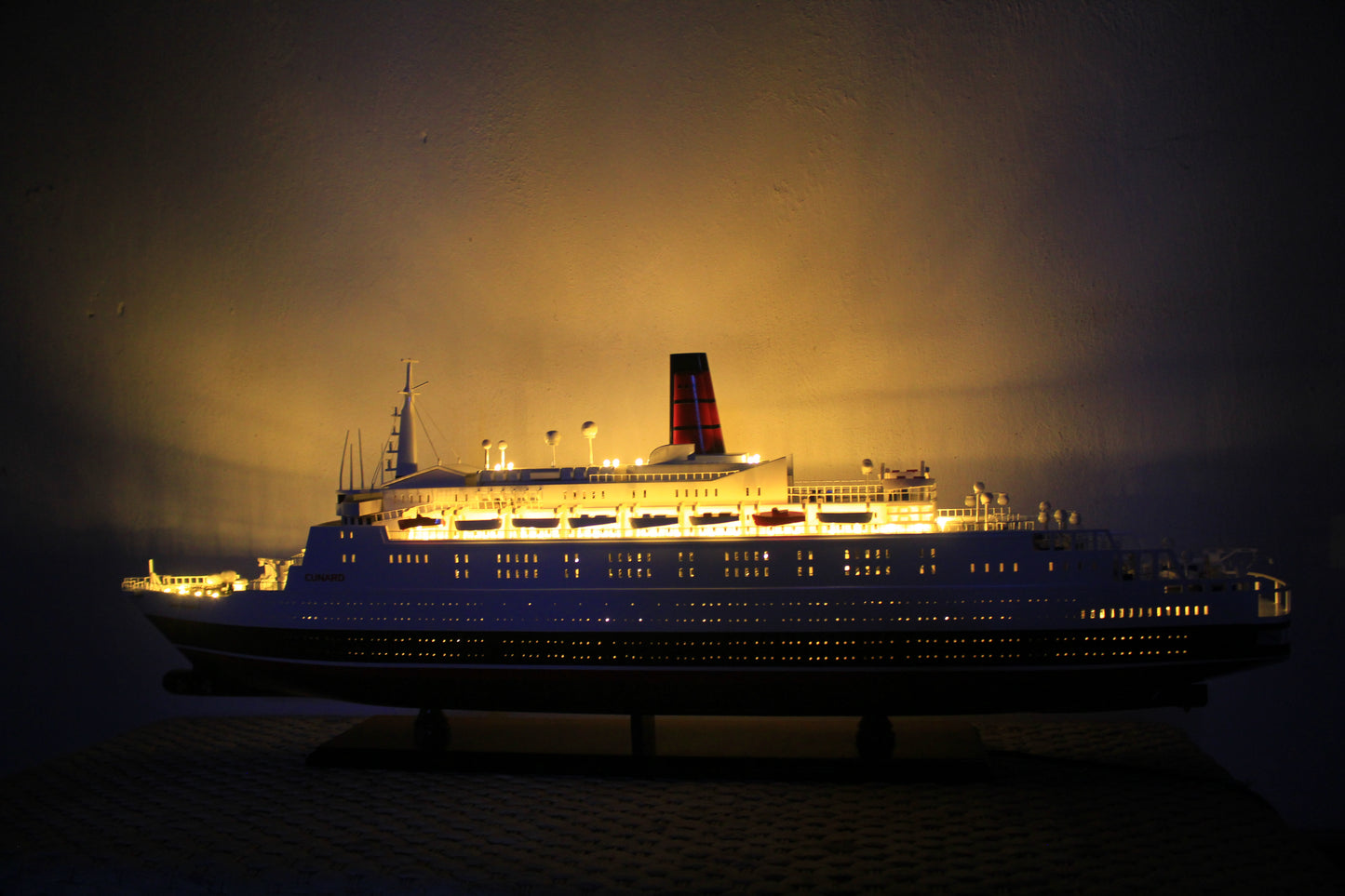 QUEEN ELIZABETH 2 with LED LIGHT / ship model / handmade / Compass Models