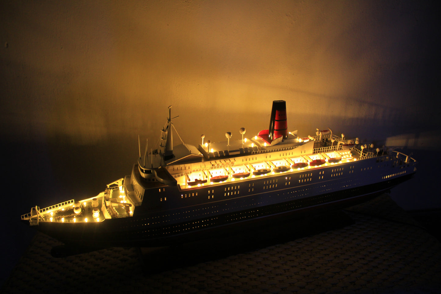 QUEEN ELIZABETH 2 with LED LIGHT / ship model / handmade / Compass Models