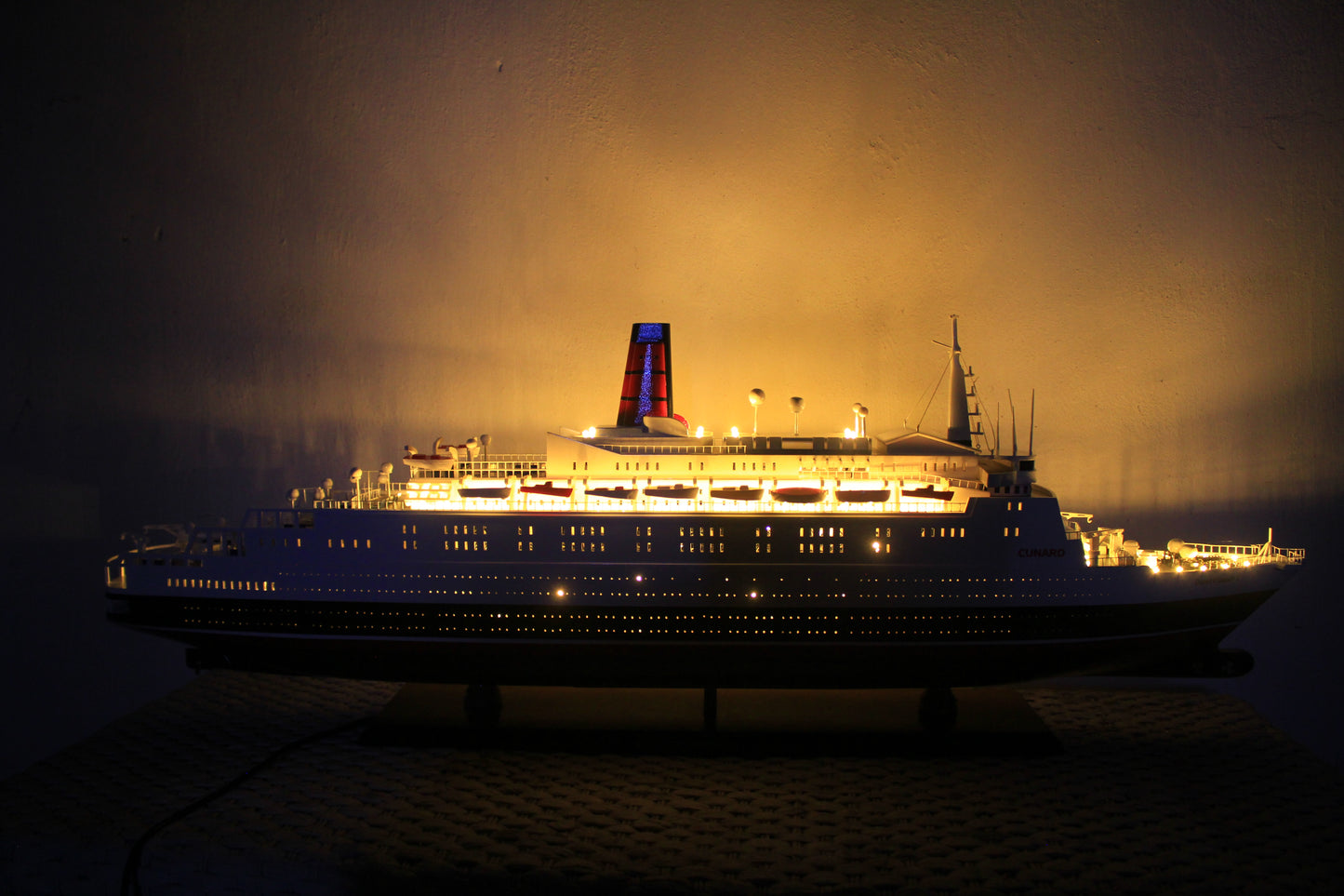 QUEEN ELIZABETH 2 with LED LIGHT / ship model / handmade / Compass Models