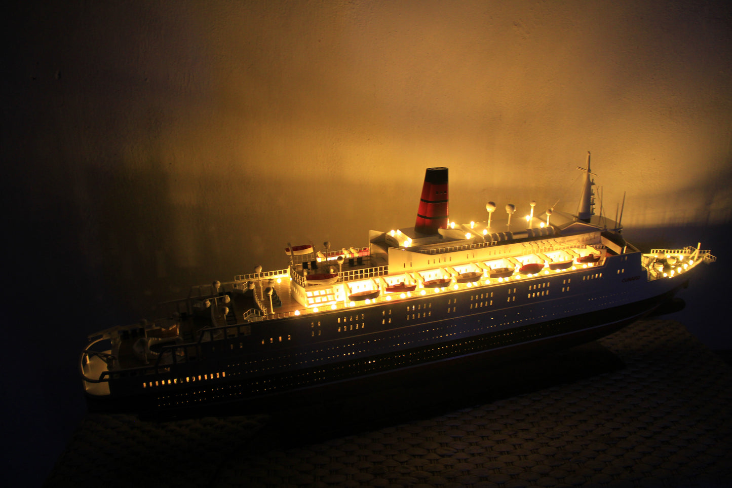 QUEEN ELIZABETH 2 with LED LIGHT / ship model / handmade / Compass Models